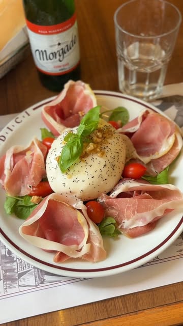 Burrata con jamón crudo, tomates cherry y albahaca