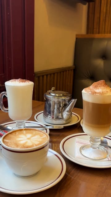 Café con leche, lágrima y capuchino sobre una mesa de madera