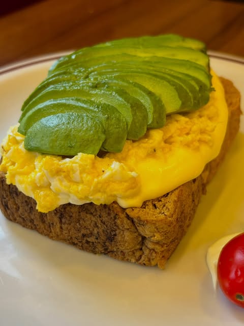 Tostada de pan integral con huevo revuelto y palta